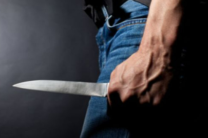 ANNE BABASINA BIÇAK ÇEKTİ