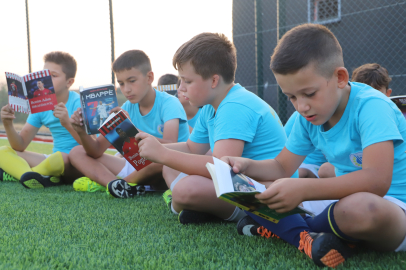 KİTAP OKUMA ALIŞKANLIĞINI SAHADA KAZANIYORLAR