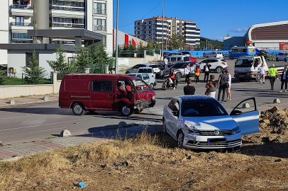 OTOMOBİL VE PANELVAN ÇARPIŞTI