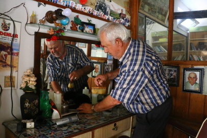 TEKİRDAĞ'IN "DİLSİZ BERBER"İ MÜŞTERİLERİNİN FOTOĞRAFLARINI SERGİLİYOR