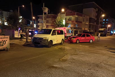 MİNİBÜS İLE OTOMOBİL ÇARPIŞTI