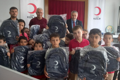 KIZILAY’DAN ÖĞRENCİLERE ÇANTA