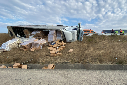 TIR ŞARAMPOLE DEVRİLDİ, TONLARCA KOLİ İPLİK ETRAFA SAÇILDI