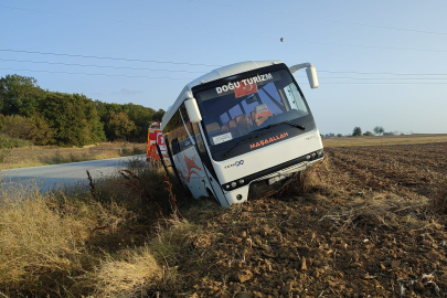 SERVİSİN LASTİĞİ PATLADI YOLDAN ÇIKTI: YARALI İŞÇİLER VAR