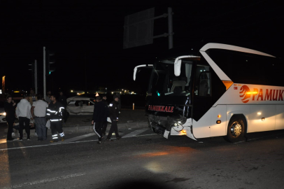 YOLCU OTOBÜSÜ İLE OTOMOBİL ÇARPIŞTI: 1'İ AĞIR 4 YARALI