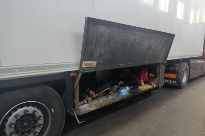 SINIR KAPISINDA GÖÇMENLER TIRIN YEMEK DOLABINDA YAKALANDI