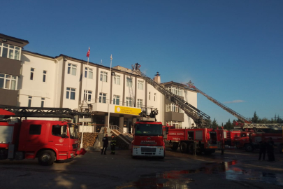 OKULUN ÇATISINDA YANGIN ÇIKTI