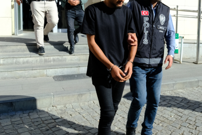 ÖĞRETMEN ÇİFTİ DOLANDIRDIĞI İDDİA EDİLEN 2 ŞÜPHELİ YAKALANDI