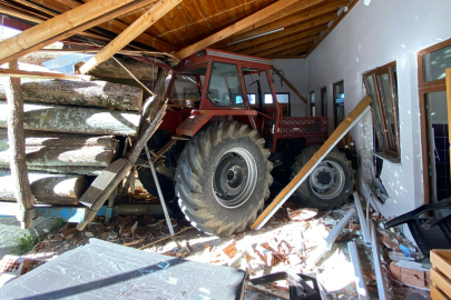 TRAKTÖRLE KOOPERATİF BİNASINA ÇARPTI