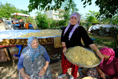 KÖY KADINLARI ‘KIŞLIK YİYECEK’ MESAİSİNDE