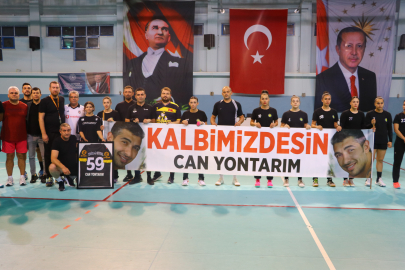 VEFAT EDEN HENTBOLCU ANISINA DOSTLUK MAÇI YAPILDI