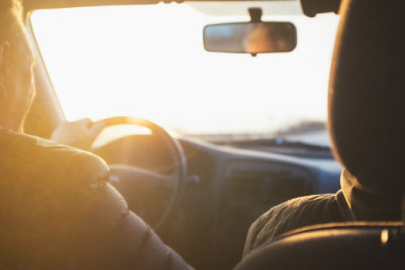 ARACI ÜZERİNE SÜRDÜ