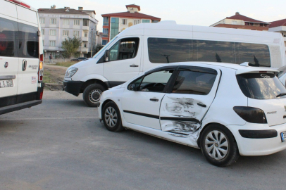 İŞÇİ SERVİSİ İLE OTOMOBİL ÇARPIŞTI