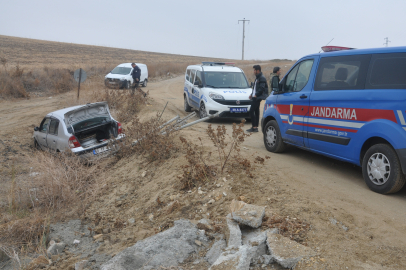 OTOMOBİLLE KAÇARKEN KAZA YAPINCA YAKALANDILAR