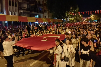 Edirne’de tarihi gece: ONBİNLER CUMHURİYET İÇİN YÜRÜDÜ
