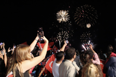 TÜRKİYE ADI VERİLEN GEMİDEN HAVAİ FİŞEK GÖSTERİSİ