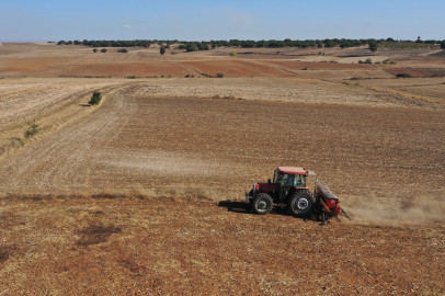 ÇİFTÇİLER TOHUMLARINI YİNE KURU TOPRAĞA EKİYOR