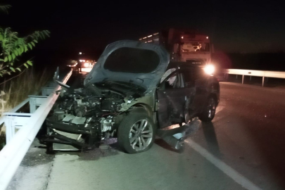 OTOMOBİL BARİYERLERE ÇARPTI: 1 YARALI