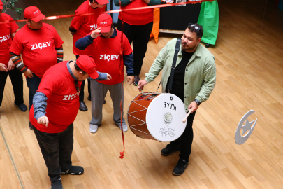 "Çılgın davulcu" çocukları mutlu etmeye çabalıyor