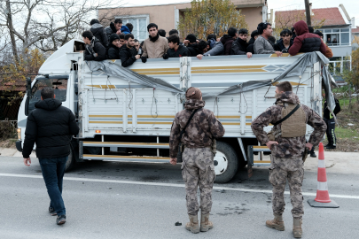 Kamyonet kasasından 62 düzensiz göçmen çıktı