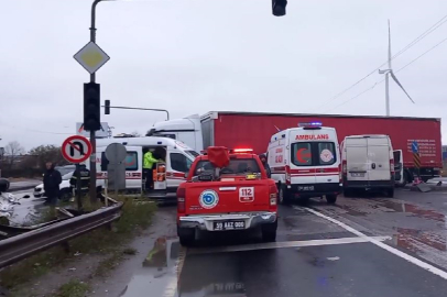 Çorlu’da TIR’la minibüs çarpıştı