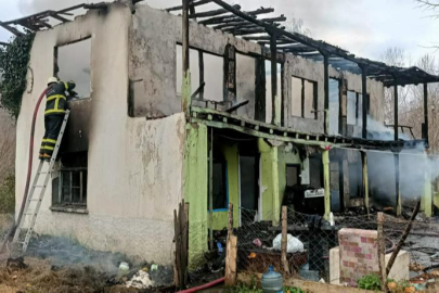 Vize’de iki katlı ev küle döndü