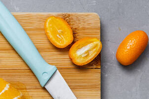 Eşinden bıçağı almak isterken elini kesti