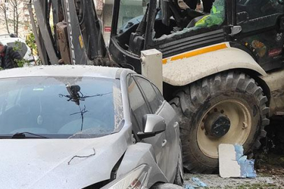 İş makinesine aracını kaptırdı