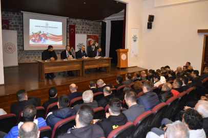 Sezer, amatör spor kulübü temsilcileriyle bir arada