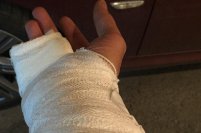 Sinirini sehpadan çıkardı