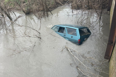 Otomobiliyle dereye uçtu