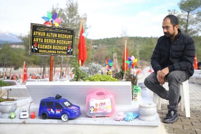 1 yıldır ailesinin mezarına hediyeler götüren babanın acısı dinmiyor