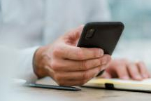 Dinlenmek için oturdu, telefonunu kaybetti