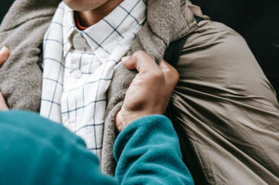 Yoldan karşıya geçerken darp edildi