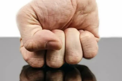 ‘Başka erkeklerle birliktesin’ dayağı