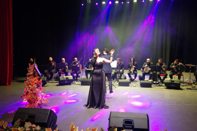 Dakikalarca alkışlandılar