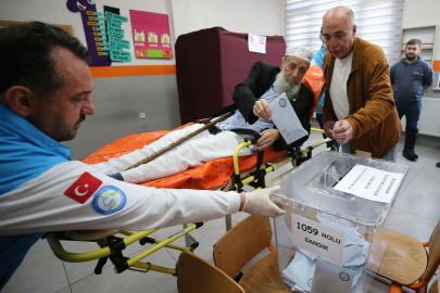 Yaşlı adam oyunu sedye üzerinde kullandı