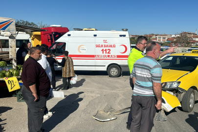 Edirne'de taksi ve otomobil çarpıştı