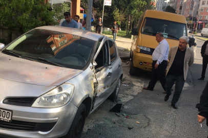 El frenini çekmeyi unutunca 3 araca çarptı