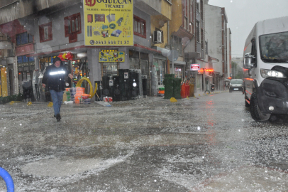 Aniden bastıran dolu ilçeyi beyaza bürüdü