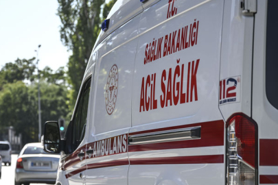 Kafasına porselen tabak ile  vurdu