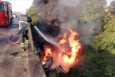 TIR köprüden dereye uçtu