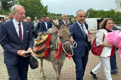 Gurbetçi hayırsever, eşeğinin heybesindeki kitapları dağıttı