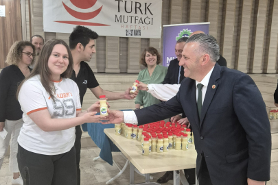 Tekirdağ'da Vatandaşlara Tescilli Velimeşe Bozası Dağıtıldı