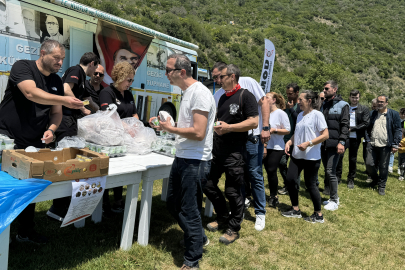 Türk Mutfağı Haftası'nda Vatandaşlara Peynir Helvası ve Köfte İkram Edildi