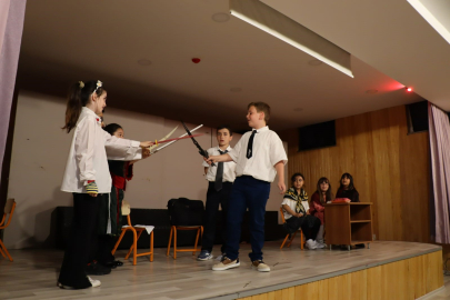 Minik Öğrencilerden Tiyatro Gösterisi