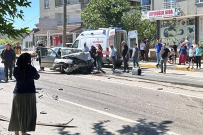 Otomobil ile Yolcu Minibüsü Çarpıştı: 5 Yaralı