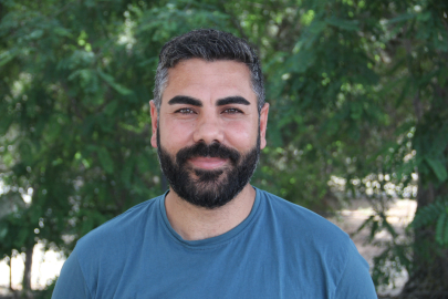 Yem Çuvallarını "İstifini Bozmadan" Üst Üste Yığıyor