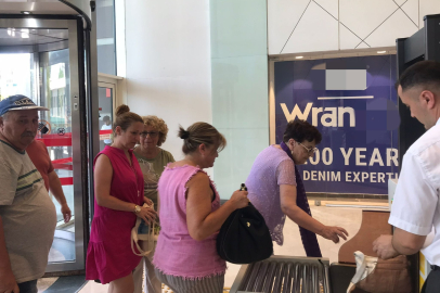 Turistler Sıcaklar Nedeniyle AVM’leri Tercih Ediyor