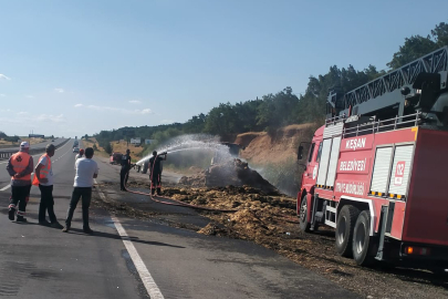 Edirne’de 2 Römork ve Üzerindeki Saman Balyaları Yandı
